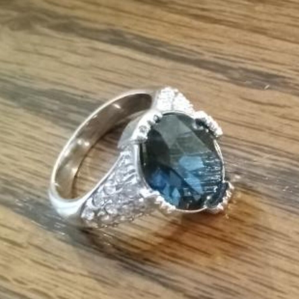 Cocktail ring with lovely blue stone